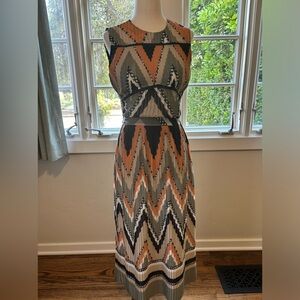 Massimo Dutti Pleated midi dress - size euro 36/ USA 4 - Multi Chevron Pattern